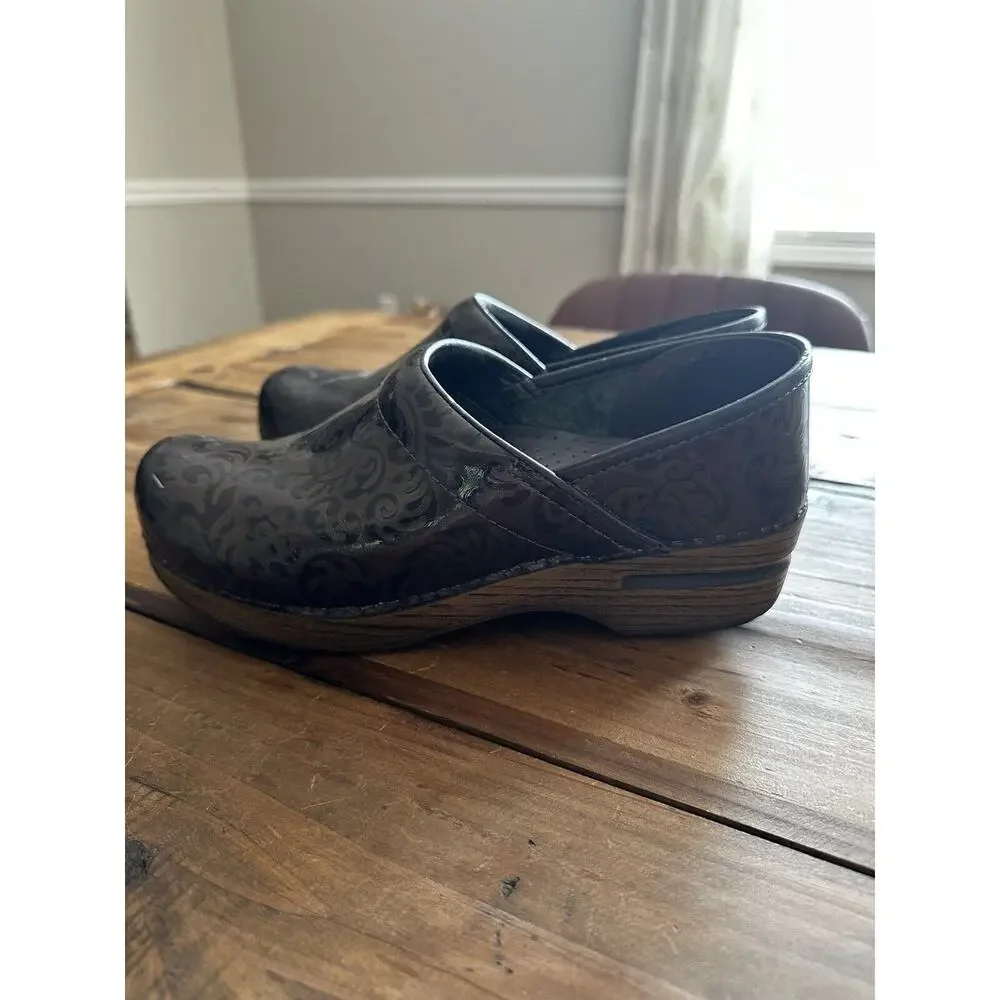 Dansko Embossed Tooled Clogs Slip On Shoes Women’s Size 39 US Size 8.5 Nurse